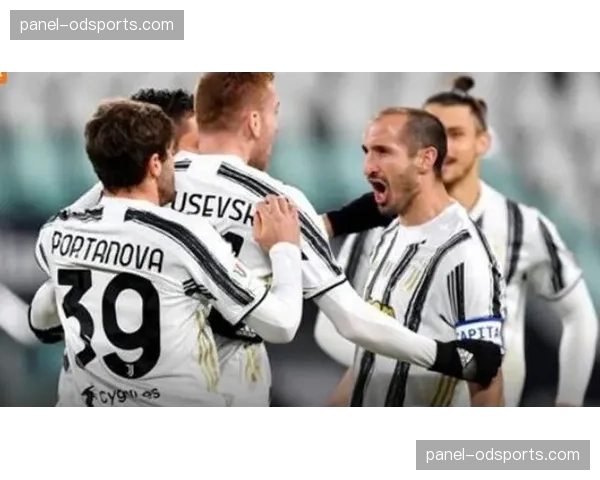 “特写：告别战？赛后谢场，38岁的基耶利尼向尤文图斯球迷挥手致意”