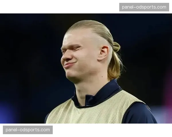 花絮：小球迷冲入场内与哈兰德击掌，后被安全人员带离