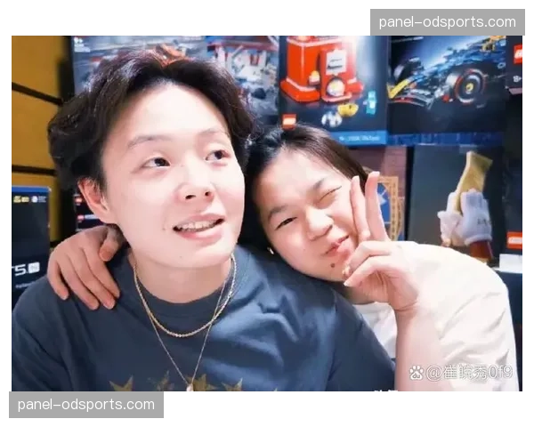 全红婵围巾靠肩陈艺文,跳水队姐妹情谊在艰苦训练中结下 全红婵围巾靠肩陈艺文,跳水队姐妹情谊在艰苦训练中结下